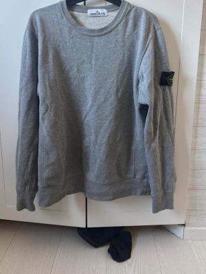 Stone Island sweatshirt  - Grå Stone Island sweatshirt i storlek M skick: 8/10 nypris: 2999kr