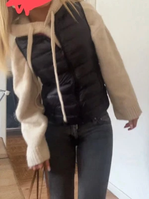 Svart dunväst med dragkedja - Säljer denna väst som ej kommer till användning. Den är rosa på insidan och kan självklart skicka fler bilder om det önskas!💗