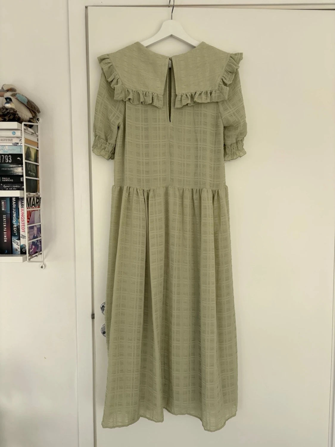 Grön långklänning med volangkrage - 2