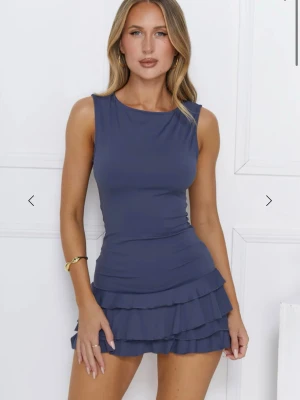 Mörkblå volangklänning från Hello Molly/Lioness - Supersnygg mörkblå klänning från hello molly men märket är lioness. Kommer tyvärr inte till användning. Nypris 1050kr. 🤍