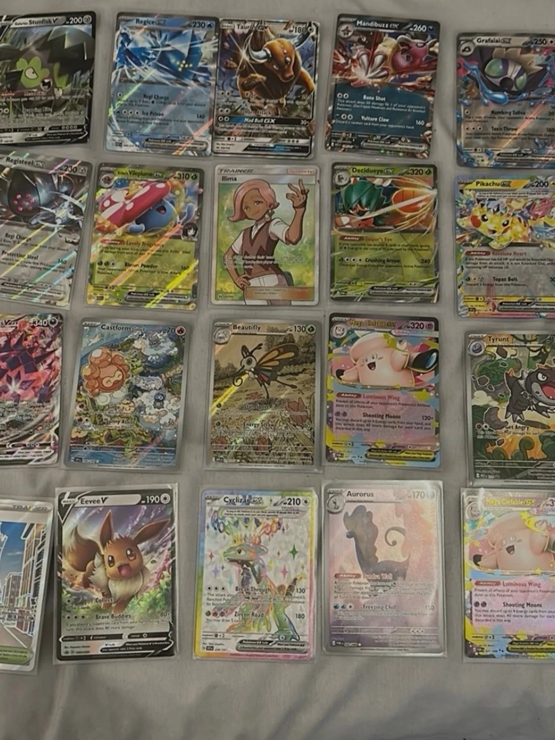 Samling Pokémonkort med foil och V-kort