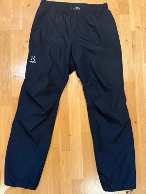 Haglöfs byxor – storlek M - Säljer ett par stilrena och funktionella Haglöfs byxor. Perfekta för både vardag, friluftsliv eller som techwear-fit.  • Storlek: M • Färg: Svart • Skick: Bra skick (lite användningsspår finns, se bilder)  Material: Slitstarkt och vattenavvisande tyg (polyester/nylon)  Nypris: ca 1500–2000 kr Pris: 799 kr (förhandlingsbart)  Priset är inte fast – tar emot bud 👍