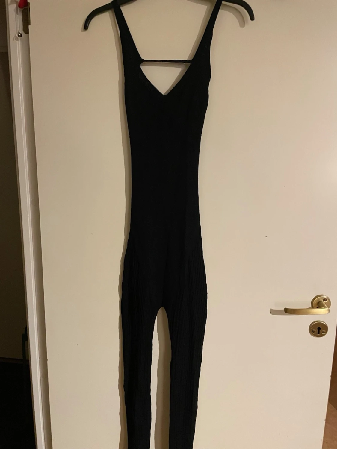 Svart tight jumpsuit med cut-out(ord pris 600kr)