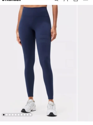  STRONGER mörkblå tights - Snygga mörkblå seamless leggings från STRONGER med hög midja och tight passform. Modellen heter The Signature One Tights Nypris:799kr
