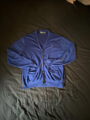 Mörkblå cardigan från Polo Ralph Laurent - Cardigan från Polo Ralph Laurent i ett 7/10 skick Har du några frågor - skriv till mig👌