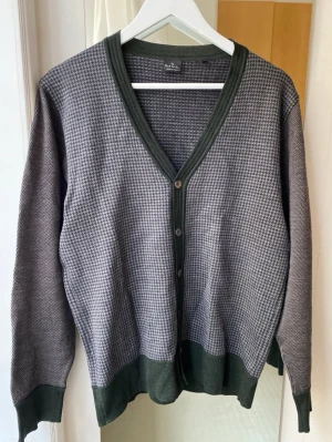 Unik kofta från Paul Smith - Stilren gråmelerad cardigan från Paul Smith i storlek M. 