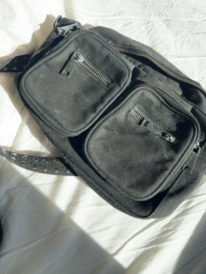 Noella väska - Super fin väska med nitar! Lite bösig inuti men inga skador eller liknande ❣️