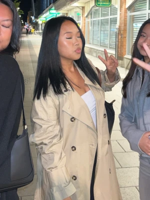 Trenchoat - Säljer denna trenchoat från H&M i storlek XS/S, den är i väldigt fint skick. Hör av dig vid fler frågor eller funderingar!