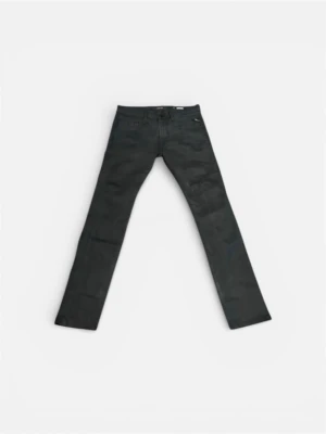 Replay jeans - Säljer ett par svarta slim fit jeans med klassisk femficksdesign och normal midja. Jeansen har raka ben och är tillverkade i ett stretchigt material för extra komfort. Passar perfekt till en avslappnad och stilren look.