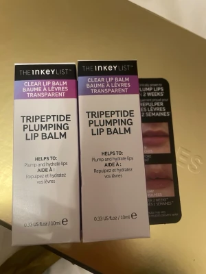 The Inkey List Tripeptide Lip Balm x2 - Transparent läppbalsam från The Inkey List som ger fylligare och återfuktade läppar. Kommer i en vit och lila förpackning med svart text. Innehåller 10 ml och har en smidig tubformad design. Perfekt för dig som vill ha naturligt återfuktade läppar.
