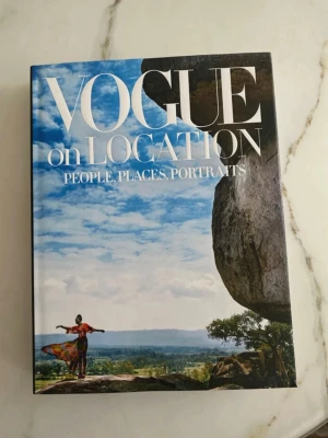 VOGUE massive tolerated - Snygg coffee table-bok 'Vogue on Location: People, Places, Portraits' med hård pärm och färgstarkt omslag. Perfekt för dig som gillar mode, resor och inspirerande fotografi. Boken har stora bilder och exklusiv känsla.