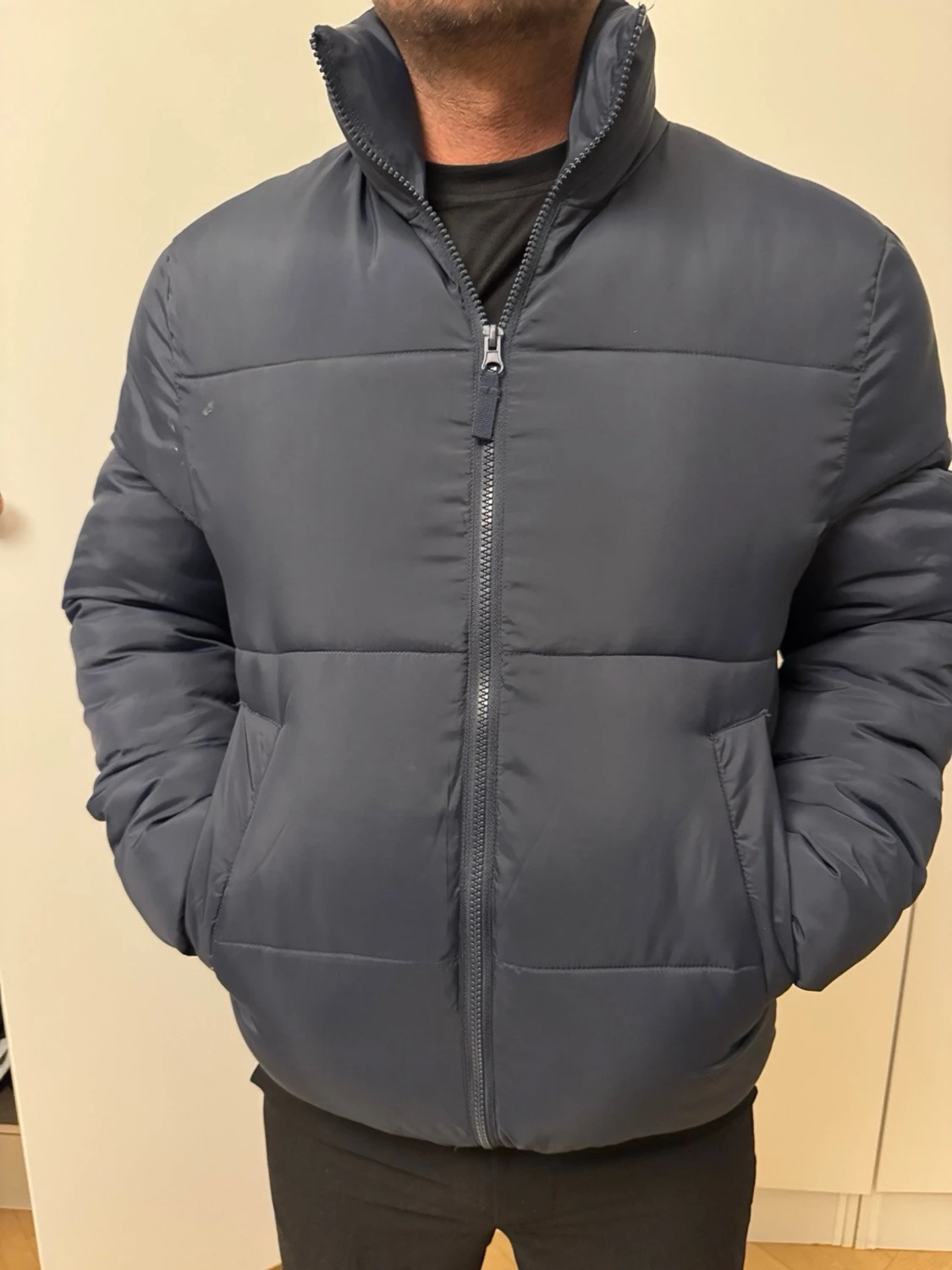 Mörkblå pufferjacka med dragkedja