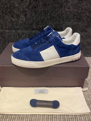 Valentino flycrew  - Hej, säljer nu dessa svin snygga valentino skor. Skorna är i superfint skick! Begränsat antal boxar och dustbag. Hör av dig vid frågor. 40 passar 41