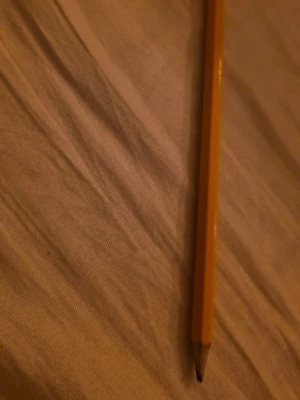 Gul klassisk blyertspenna - En gul, sexkantig blyertspenna i trä med svart spets. Perfekt för skolarbete, anteckningar eller skissande. Enkel och tidlös design som funkar till det mesta där du behöver skriva eller rita.