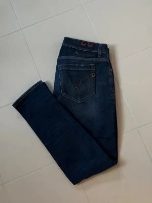 Dondup George jeans w33 - Extremt snygga blå trendiga Dondup George jeans i w33 säljes. 42 cm breda i midjan och 101 cm total längd. Inga hål eller fläckar i utmärkt skick och unik tvätt verkligen! Perfekta nu till sommaren och våren och tveka inte vid minsta fråga eller fundering!
