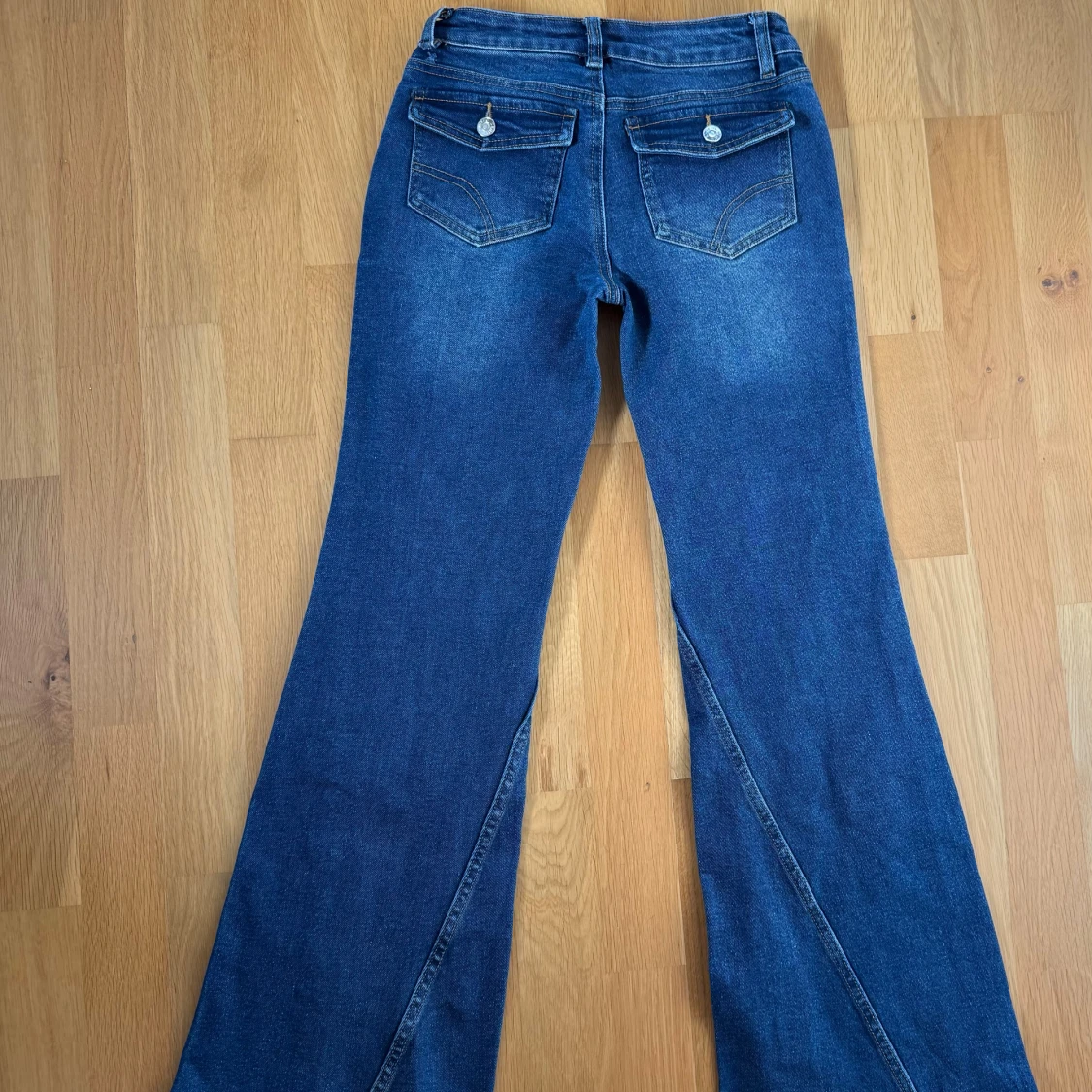 Blå bootcut jeans med fickor - 1