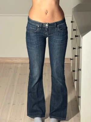 Extra low bootcut jeans  - Midjemått: 35cm. Innerbenslängd: 75cm. (Storlek 26.)  Kolla in min profil, följ för fler plagg🙌