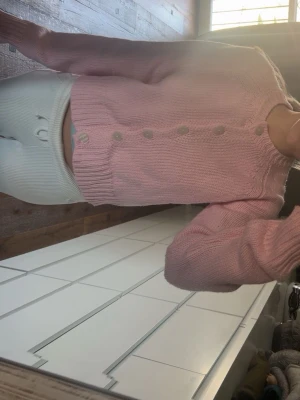 Ljusrosa stickad koftar contents Meet Me There - Söt ljusande rosa stick soppa hair från Meet Me There 