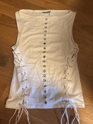 Weekday topp - cool topp med knyte som tyvärr inte passar mig, aldrig använd.