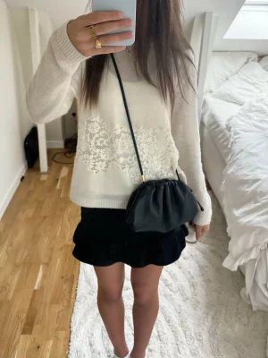 Vit stickad tröja med spetsdetalj - Supersöt slutsåld stickad tröja från Zara i storleken XS. Endast använd fåtal gånger, bilderna är lånade utom sista! Säljer då den inte kommer till använd och är väldigt efter frågad, priset kan diskuteras vid snabb affär!