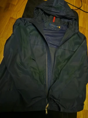 Polo ralph lauren windbreaker - Säljer denna fina vindjacka/windbreaker från polo ralph lauren har haft den i 1 år använd den i ett halvt år passar perfekt för våren då det är varmt men lite kallt och vindigt kvitto finns köpt från zalando ord pris 3600kr. Har några skador se sista bilderna men inget man märker av pris kan diskuteras vid snabbaffär.