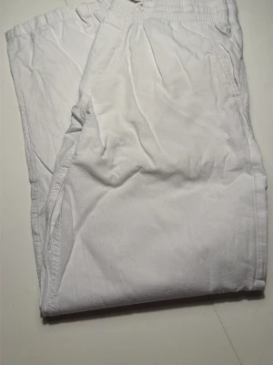 Vita linnebyxor från Jack and Jones - Säljer ett par vita linnebyxor från Jack and Jones i storlek M. Byxorna har resår i midjan och sidofickor för en chill och avslappnad look. Tillverkade i ett lätt och luftigt linnematerial som passar perfekt när du vill ha det bekvämt och stilrent.