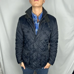 Mörkblå quiltad jacka Barbour - Storlek: S Skick:9/10 Nypris: 4000+ Modellen är 185cm & 78 kg 