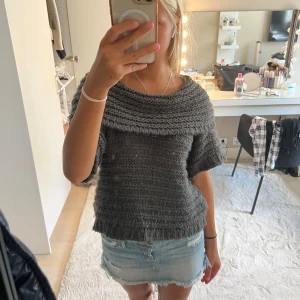 Stickad topp - Säljer denna stickade tröja med korta ärmar eftersom att den vart för stor för mig, bilden är från säljaren jag köpte från❤️väldigt mysig och fin kort ärmad till sommarkvällar🌞Obs: lite nopprig men inget märkvärdigt 