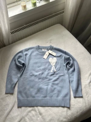 Ljusblå stickad tröja från Ami Paris - Säljer nu denna riktigt feta stickade Ami Paris tröjan med taggarna kvar 🩵| Storlek S | Skick 10/10 aldrig använd ✅| Pris 449kr men kom gärna med prisförslag eller andra frågor 💯🙌