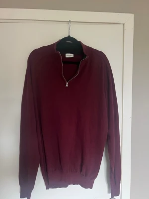 Vinröd halvzip tröja John Henric - Snygg vinröd tröja från John Henric med halv dragkedja och ribbade muddar! Knappt använd, kan tänka mig gå ner i pris vid en snabb affär!