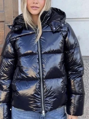 Glansig svart pufferjacka med huva från Nelly  - Snygg svart pufferjacka med glansig finish och stor huva. 