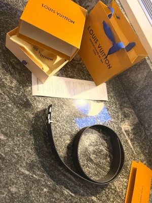 Svart Louis Vuitton skärp i skinn - PRISET KAN VARA FÖRHANDLIGSBART VID SNABB AFFÄR!( knappt använt då de ej passar min stil) Säljer ett svart Louis Vuitton skärp i skinn med klassiskt LV-monogram och silverfärgat LV-spänne. Skärpet har en stilren design och kommer med originalförpackning och påse. Perfekt accessoar för att lyfta din outfit.