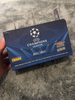 UEFA Champions League samlarkort 2012/2013 - Fotbolls kort från 2012 uppåt, finns en massa, och finns ännu mer i pärmar skriv ifall ni är intresserade 