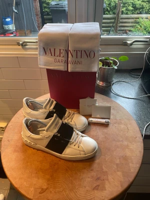 Valentino open  - Säljer nu ett par feta valentino open skor i storlek 44 | allt og |  mycket fint skick men några defekter (inget man tänker på) | priset är ej hugget i sten | kom dm för flera frågor eller funderingar!