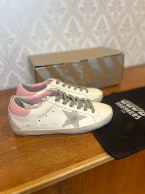 Golden goose skor - Golden goose sneakers storlek 39 passar också 38, helt nya. Nypris ligger på runt 4500. Mitt pris 2299! Kan gå ner i pris vid snabb, seriös affär. Äktenhetskap kan såklart visas.✅