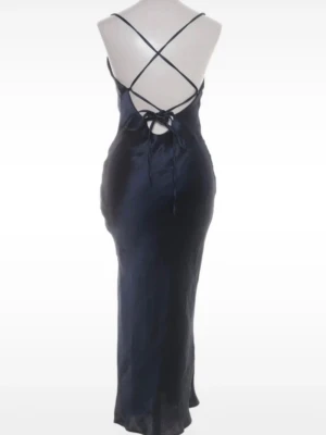 Marinblå satin klänning  - Elegant marinblå långklänning i glansigt sidenliknande material med smala axelband, lätt V-ringning och figurnära passform. Slits nertill. Från ASOS, storlek 32. 