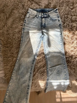 Jeans - Svin snygga jeans med cool tvätt som passar till det mesta. Sitter superfint på och skönt material. Tyvärr har de knappt kommit till användning🩷