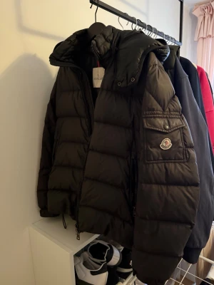 Moncler Jacka äkta - Äkta moncler vinterjacka, storlek 4. Väldigt bra skick, skriv för mer info eller bilder.