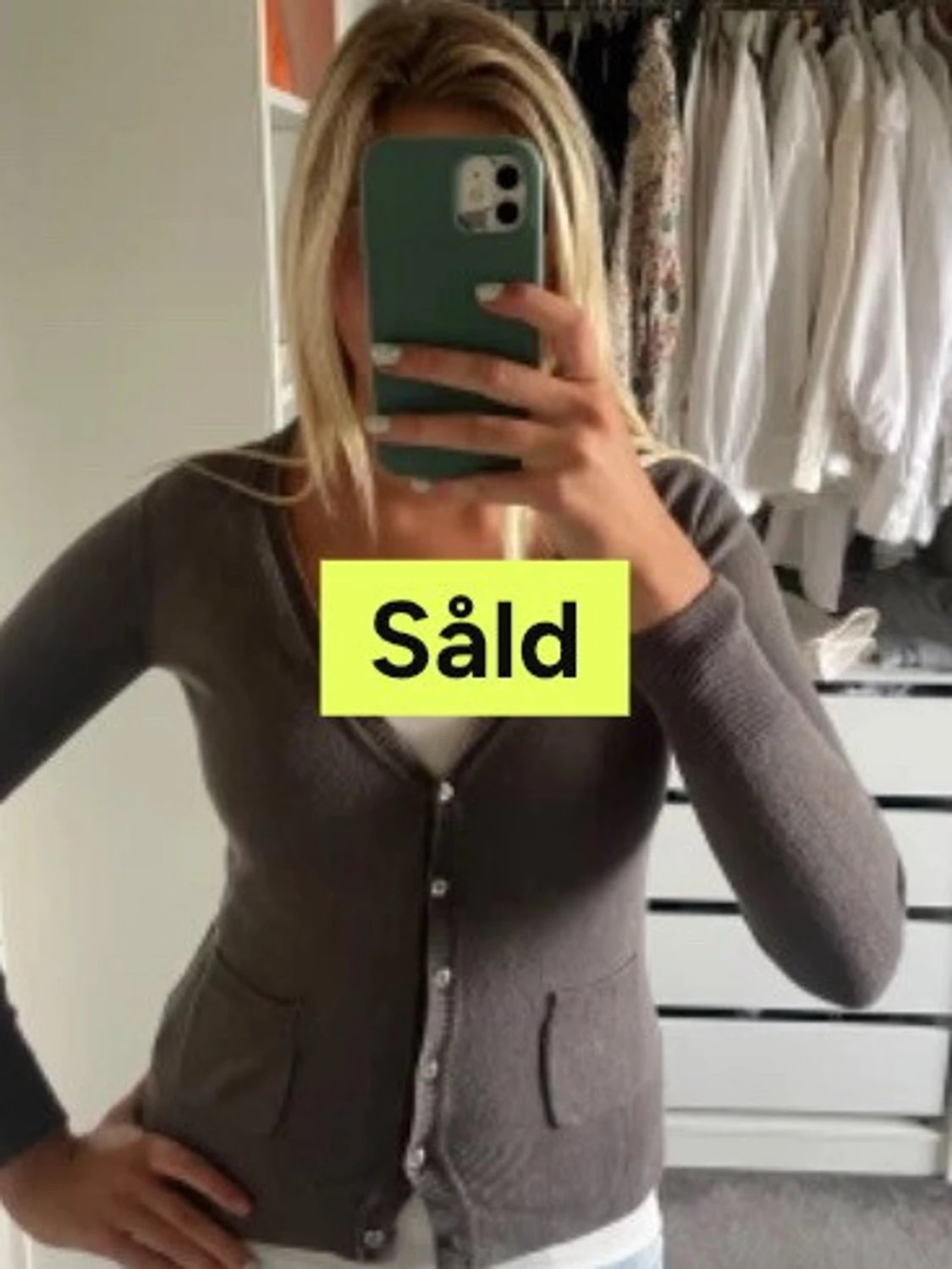 Brun kofta med knappar och fickor