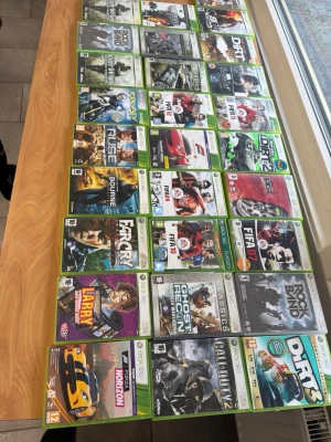 Xbox 360 spelpaket med 24 titlar - Samling med 24 Xbox 360-spel i originalfodral. Bland titlarna finns Call of Duty, Far Cry, Ghost Recon, Dirt-serien, FIFA, Forza Horizon, RUSE, Bourne och fler. Spelen har gröna plastfodral och färgstarka omslag med olika motiv. Perfekt för dig som gillar action, sport och racing.