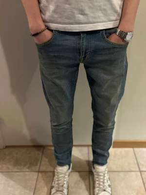Jeans Tiger of Sweden - Säljer ett par blå slim fit jeans från Tiger of Sweden. Skönt skick! 🔥 