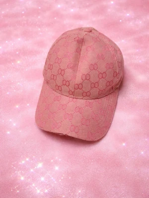 G keps rosa - Säljer nu en G keps rosa färg! Helt oanvänd helt ny! Bra kvalite. Bästa pris du kan hitta!