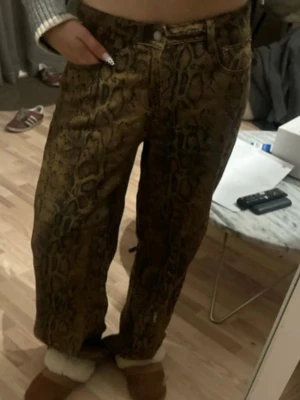 Mönstrade jeans  - Intresse koll på mina super coola jeans från Gina som är använda 1 gång 