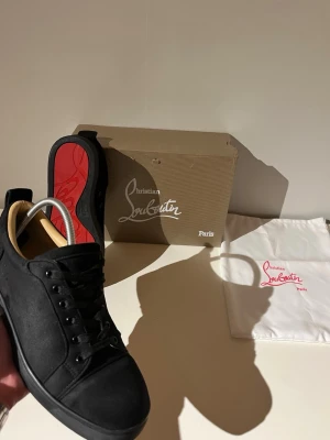 Loubs skor  - Feta Louboutin skor i svart mocka | strlk 42 | okej skick med tecken på användning | box samt dustbag medföljer ej | hör av er vid funderingar! 