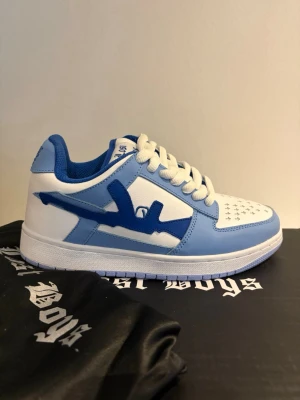 Lost Boys, Blue Lagoon, limited edition strl 36 - Helt nya sneakers från Lost Boys, limited edition Blue Lagoons i storlek 36. 💙🩵 The Lost Boys AK-1 Blue Lagoon Low Top Sneakers are based on the Nike Dunk using premium leather and feature the Lost Boy branding throughout. Extremely limited release.