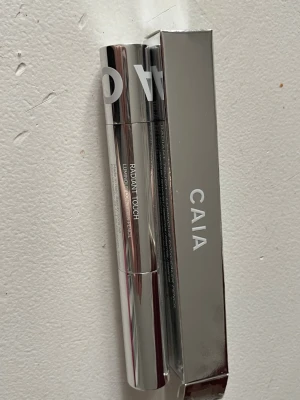 CAIA Radiant Touch Highlighter 10C - Snygg highlighterpenna från CAIA i nyansen 10C. Kommer i en stilren, silvrig hylsa och matchande förpackning. Perfekt för att ge ansiktet en fräsch glow och highlighta kindben, näsrygg eller under brynen. -switchad bara 