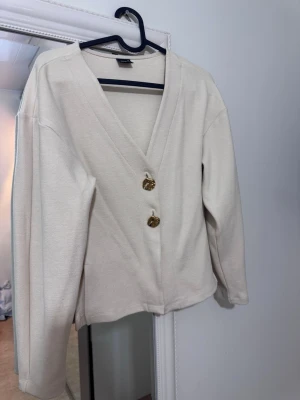 Tröja Gina Tricot  - En beige tröja från Gina Tricot i stl XS som aldrig är använd säljs för 150 kr. 