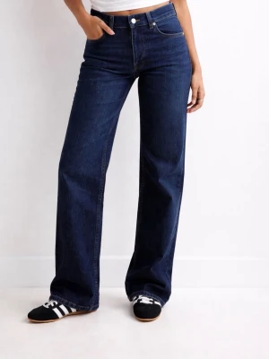 Mörkblå raka jeans med hög midja - Säljer ett par mörkblå jeans med hög midja och raka ben. Jeansen har klassisk femficksdesign, silverfärgade knappar och kontrastsömmar. Perfekta för en avslappnad och trendig look. Materialet är kraftig denim i bomull. Obs observera att nedre delen är uppsträddaf