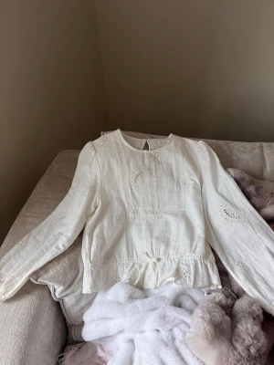 Volang blus! - Jätte fin vit volang blus från Zara, 12-13 år men passar mig som vanligtvis har XS-S. Endast haft på mig en enda gång så den är helt ny. Pris kan absolut diskuteras 💕💕