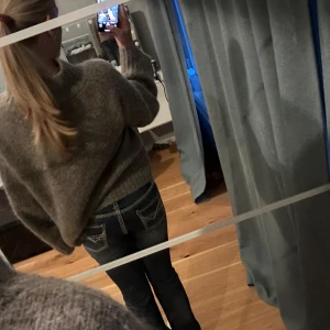 Lågmidjade jeans liknande miss me  - Säljer ett par blå bootcut jeans med snygga kontrastsömmar och låg midja. Jeansen är från rock&roll denim och ny pris är 1000. Nästan aldrig använda pga för stor för mig.